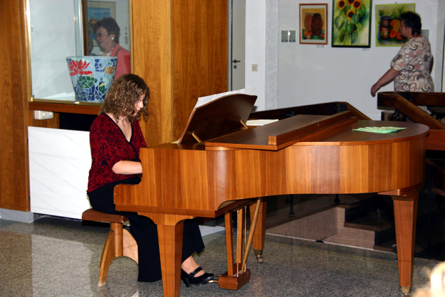 Marianne Betzler begleitete die Feierstunde musikalisch